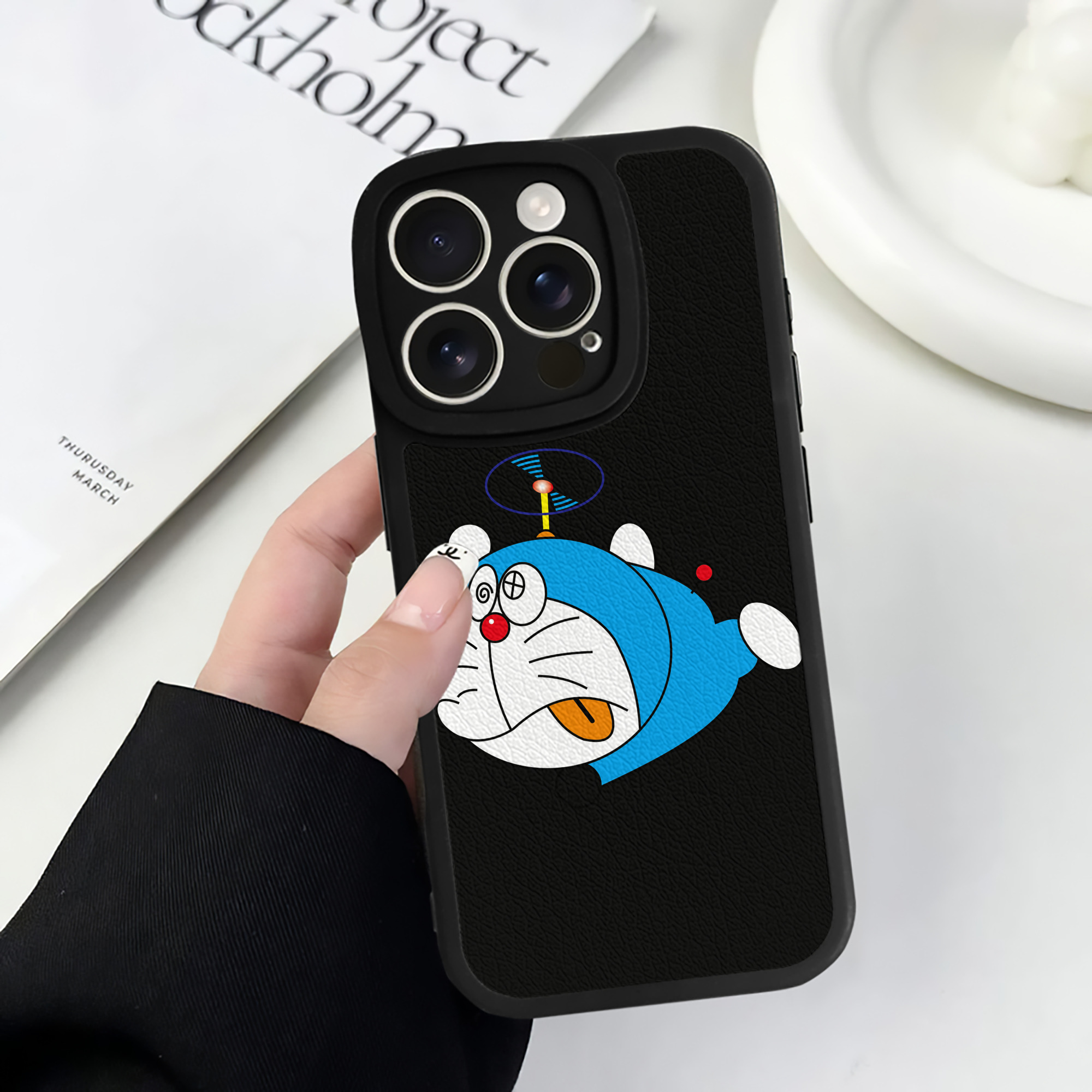 （画像用） ドラえもん Doraemon 【iPhone 16シリーズ対応】シリコンスマホケース（レザー調） 材質：シリコン